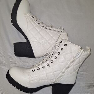 Zigi Soho white lace-up quilted boots. Size 7.5